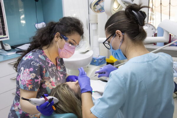 Implanturi dentare: opțiunea modernă pentru înlocuirea dintilor lipsă