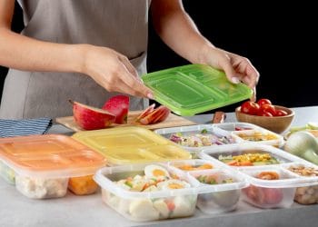 Cum să elimini mirosul de mâncare din caserolele de plastic