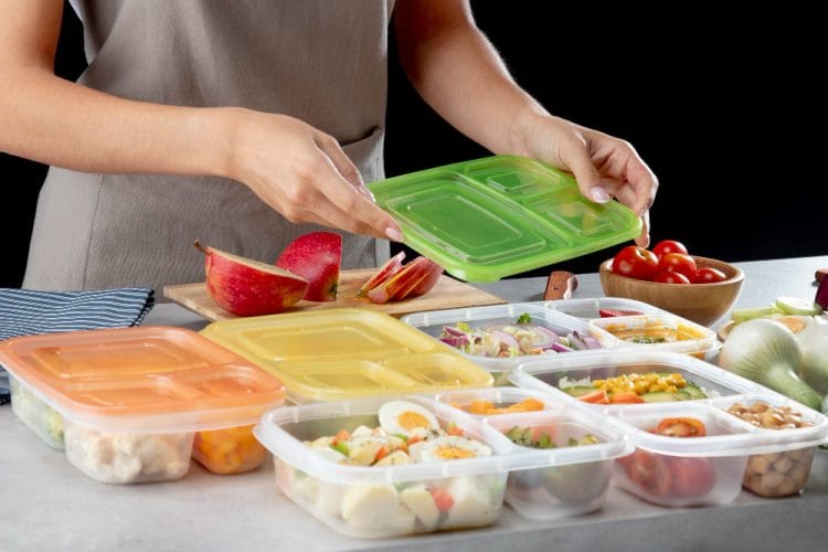 Cum să elimini mirosul de mâncare din caserolele de plastic