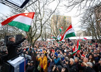 Protest masiv la Budapesta. Opoziția pro-europeană a cerut demisia lui Orban