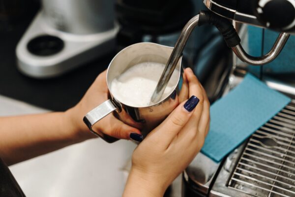 Cum cureți sistemul de lapte al espressorului și ce piese necesită atenție