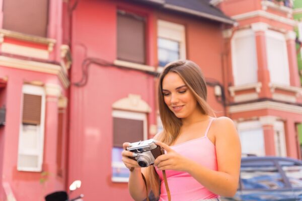 Cum păstrezi amintirile din călătorii fără să petreci vacanța cu telefonul în mână