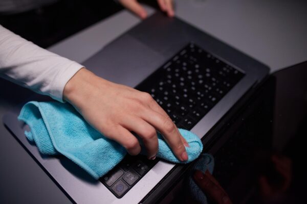 Cum cureți corect ecranul și tastatura laptopului