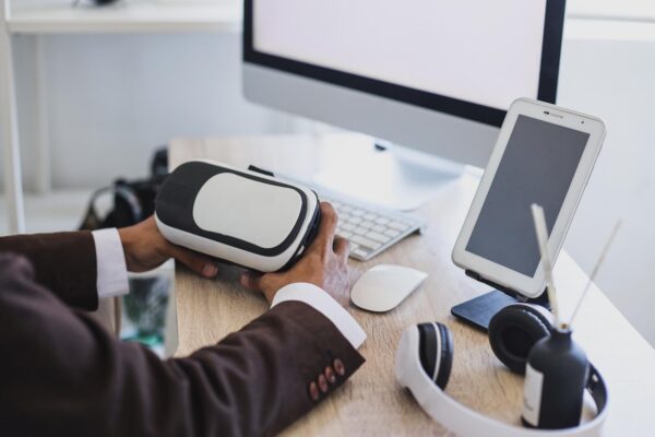Laptop sau tabletă: ce alegi pentru muncă și divertisment