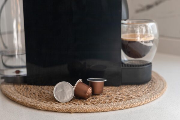 Espressor cu capsule sau cu boabe: cum compari costul unei cafele