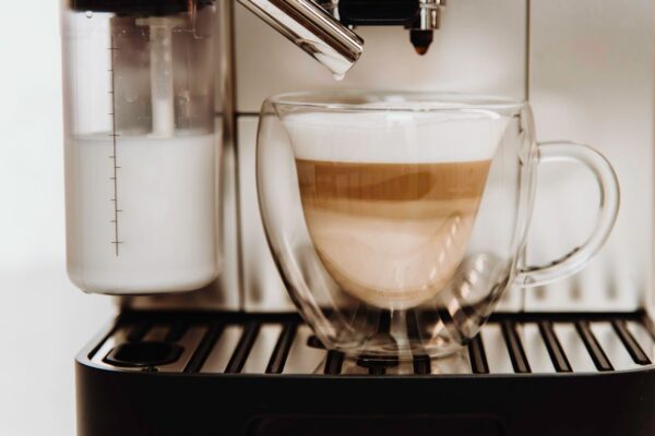 Cum alegi un espressor dacă preferi cappuccino și latte