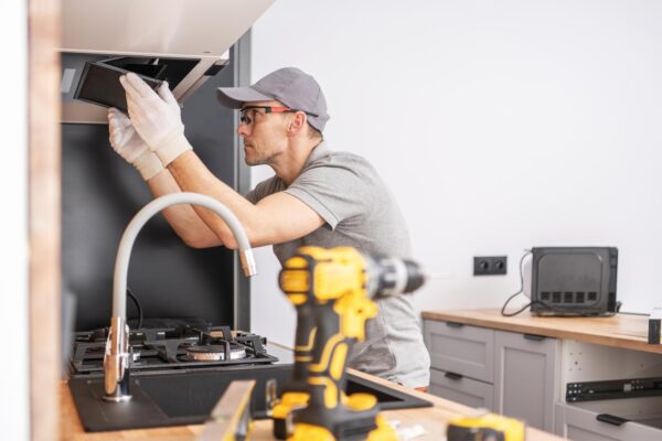 Prizele și spațiul de ventilare: ce planifici înainte să montezi electrocasnicele