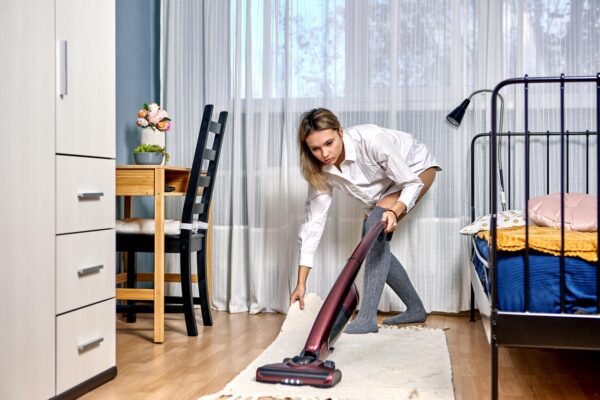 Cum alegi un aspirator vertical care să nu fie greu de folosit prin casă